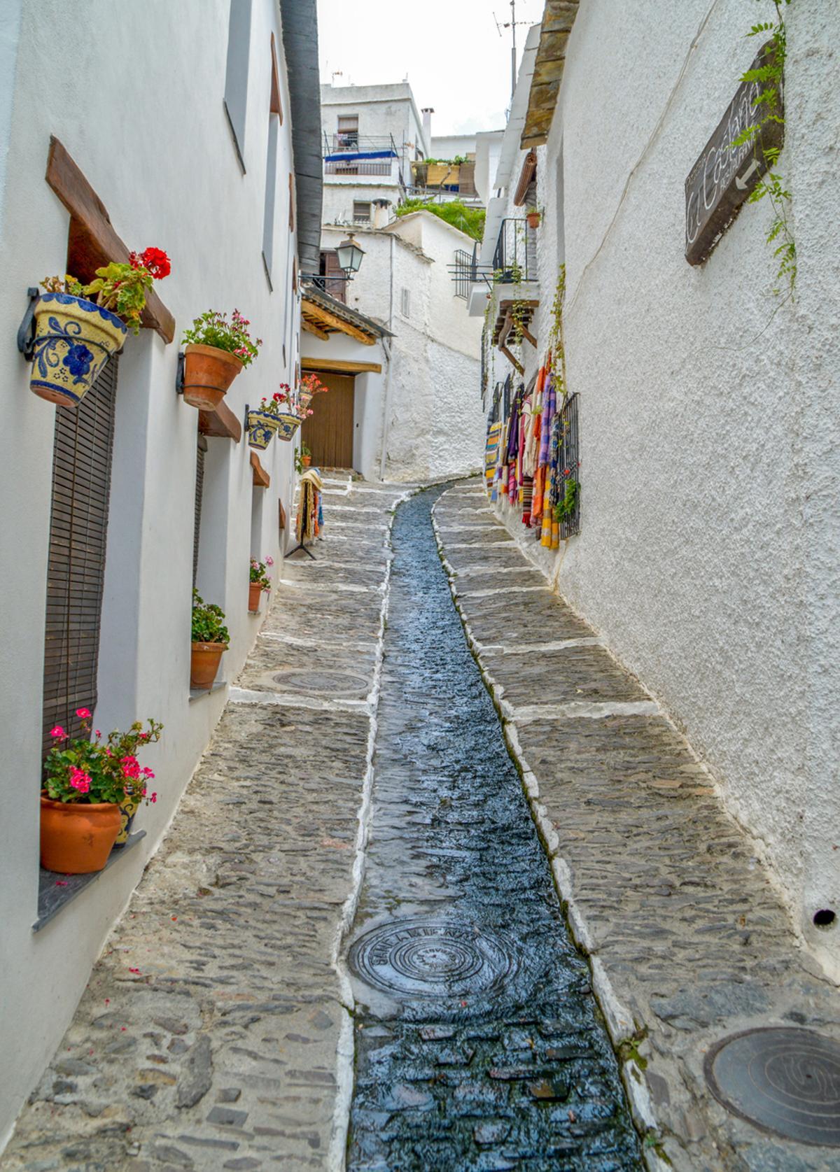 Acequia en las calles de Pampaneira.