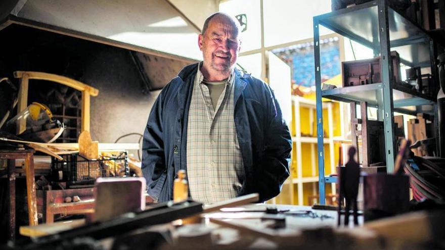 El escultor Pepe Abad posa en su taller, ubicado en su residencia de La Laguna.