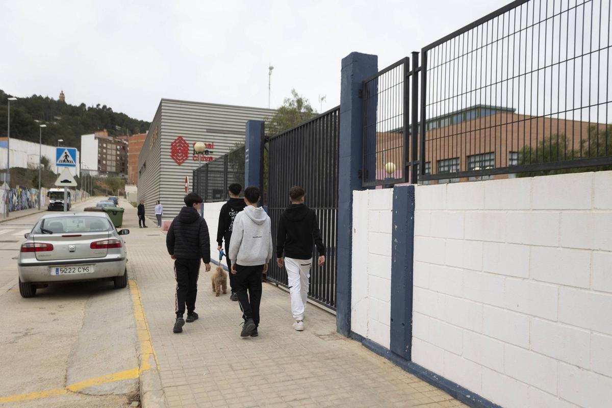 Alumnos a la salida de un colegio en una imagen de archivo