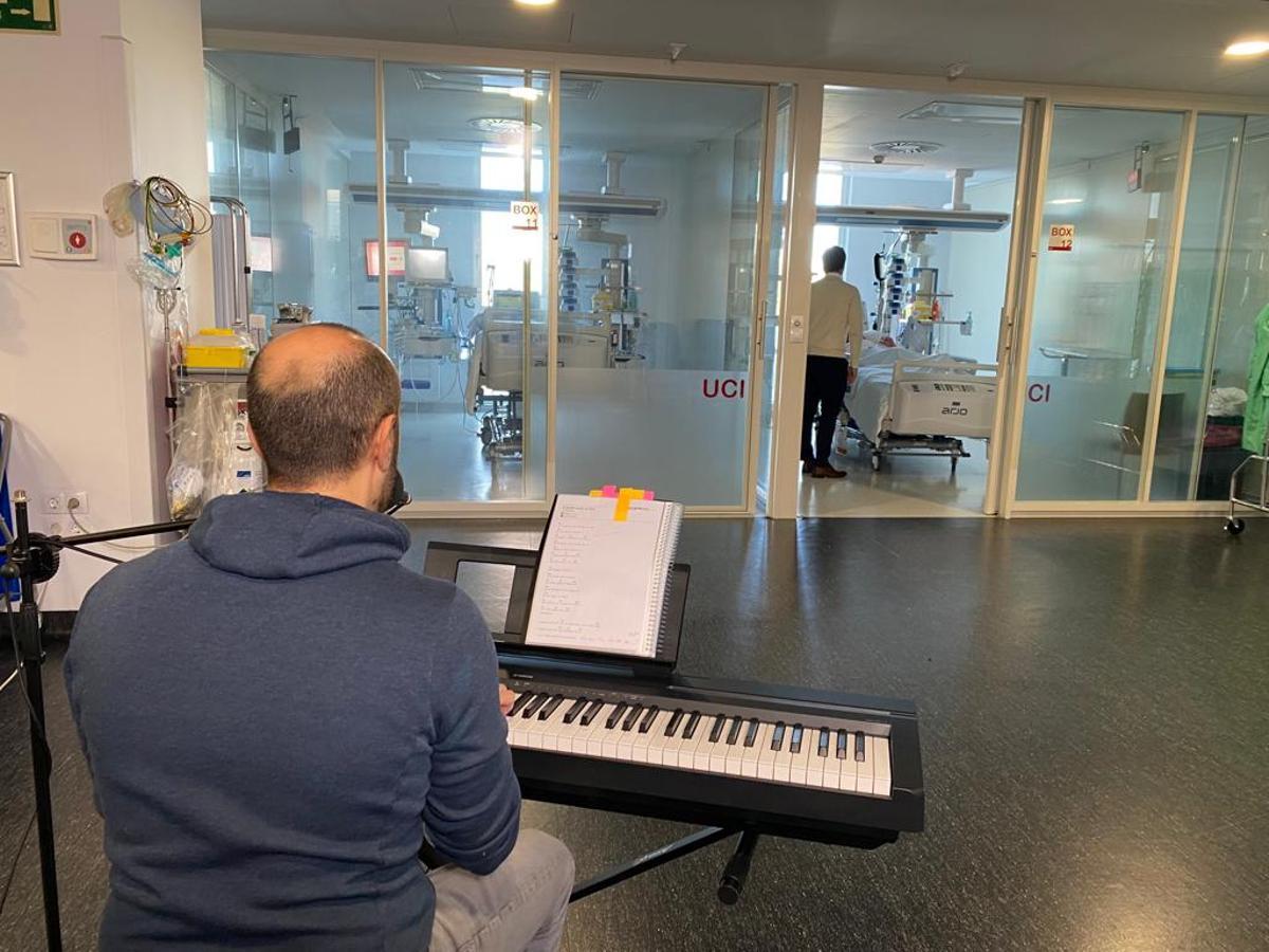 El pianista en la UCI del Hospital del Vinalopó en Elche, este miércoles