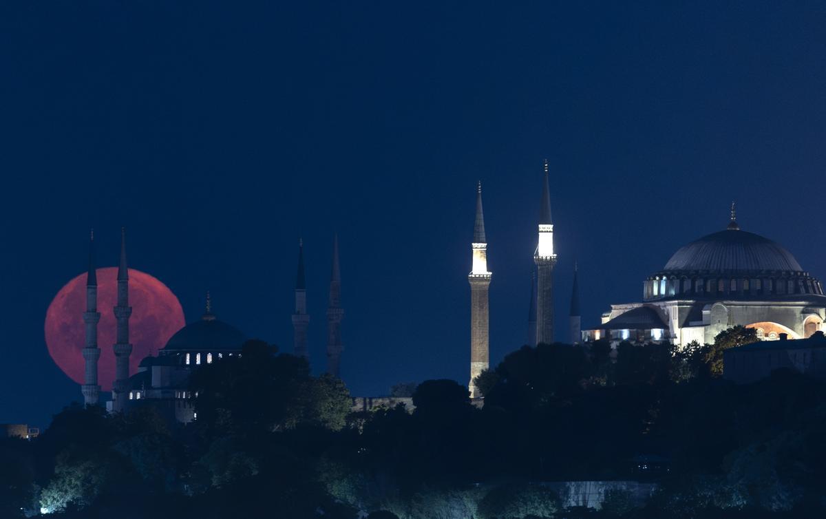 La Superluna de ciervo vista desde Estambul.