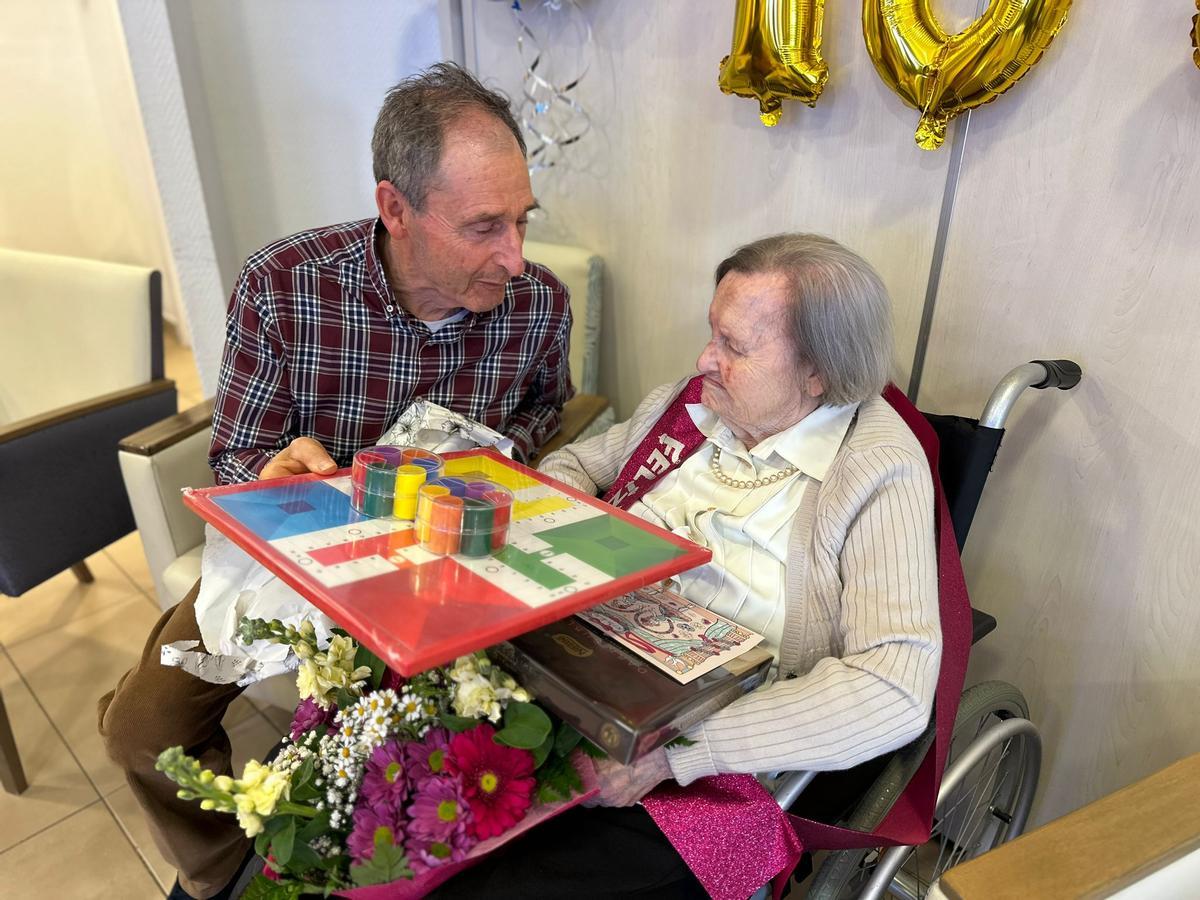 Araceli, con un parchís que recibió de regalo