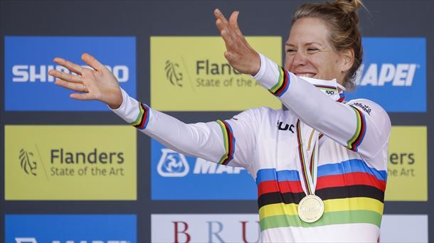 La neerlandesa celebrando su campeonato del mundo en el contrarreloj