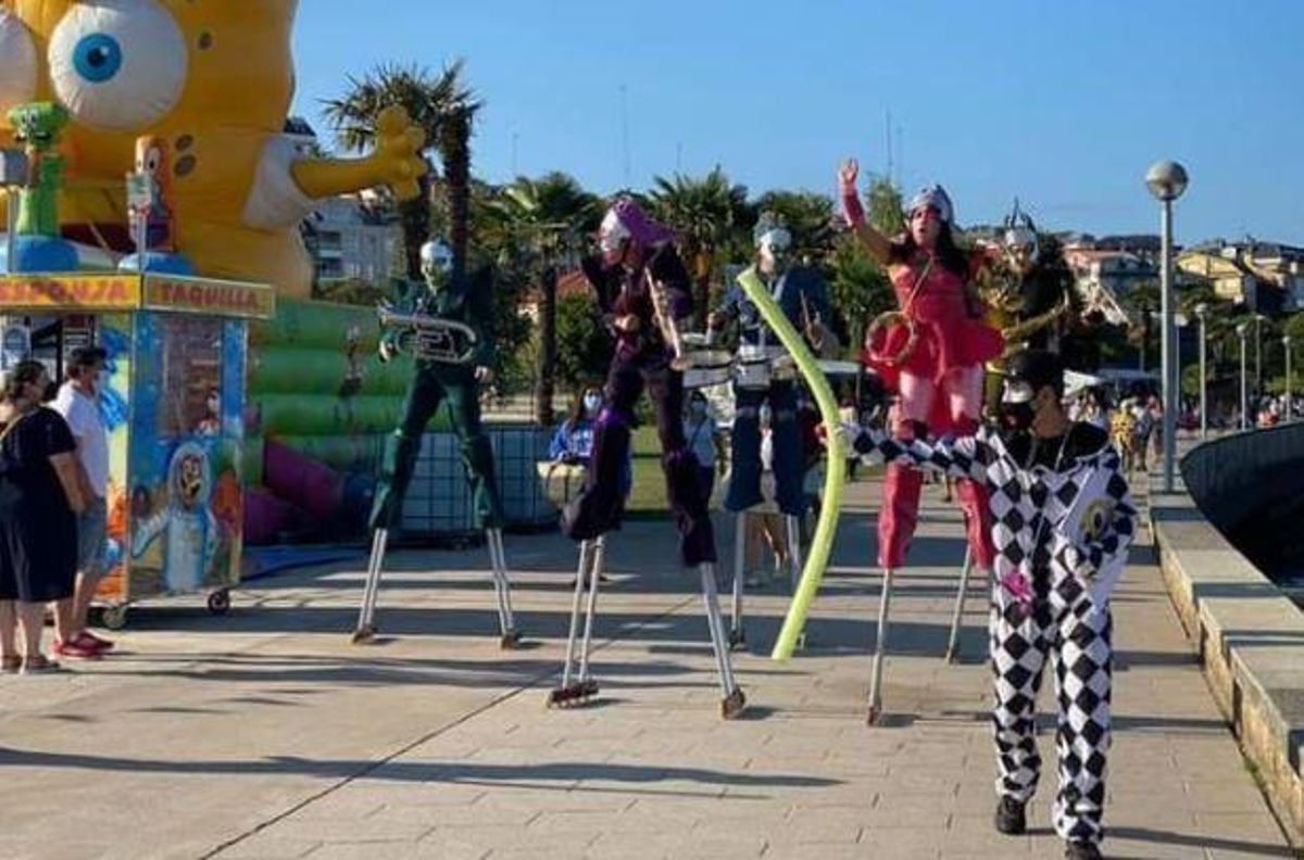 'Rodando por el mundo'-Zancos en Patines' invita al espectador a disfrutar de la rapidez, velocidad, acrobacia, música mundial y estética, que gira en torno de personajes mundialistas, sorprendiendo con sus imágenes y pirámides imposibles a la gravedad.