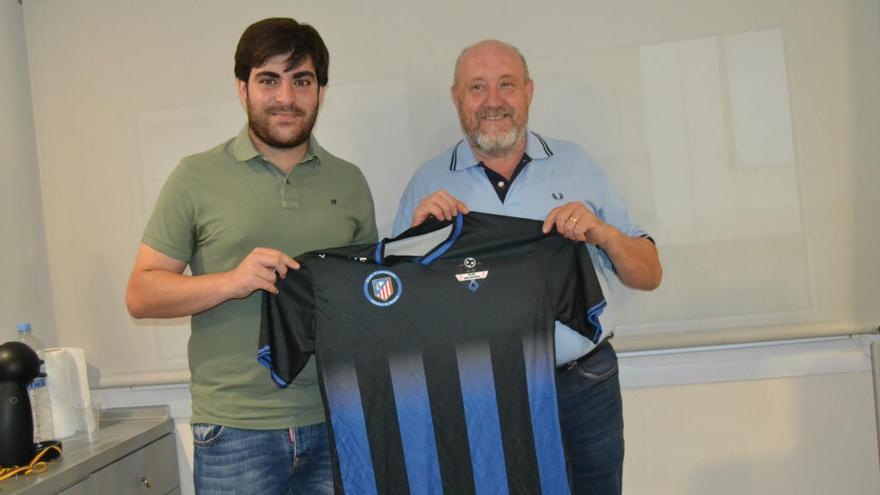 El técnico Mario Cartagena junto al presidente Joaquín Maestre.