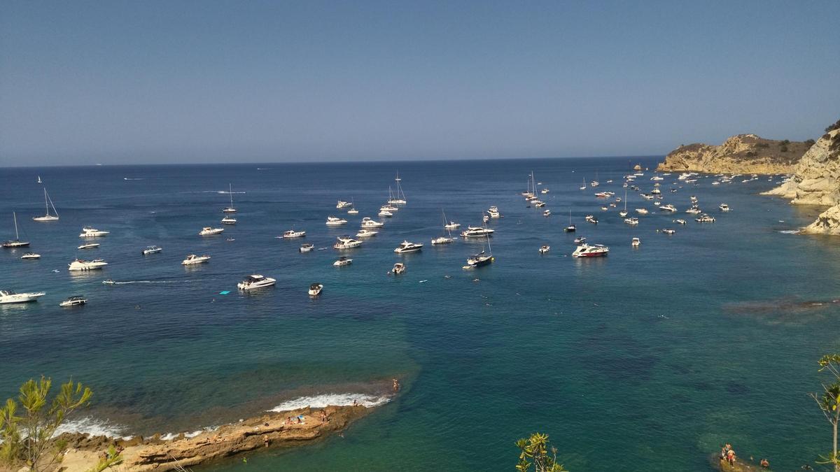 El imparable turismo náutico en Xàbia: las embarcaciones se agolpan en la costa de la Cala Blanca y la Sardinera