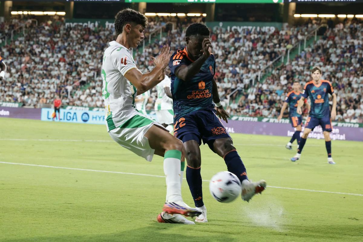 Budesca pugna con Diallo durante un lance del Córdoba CF-Granada.