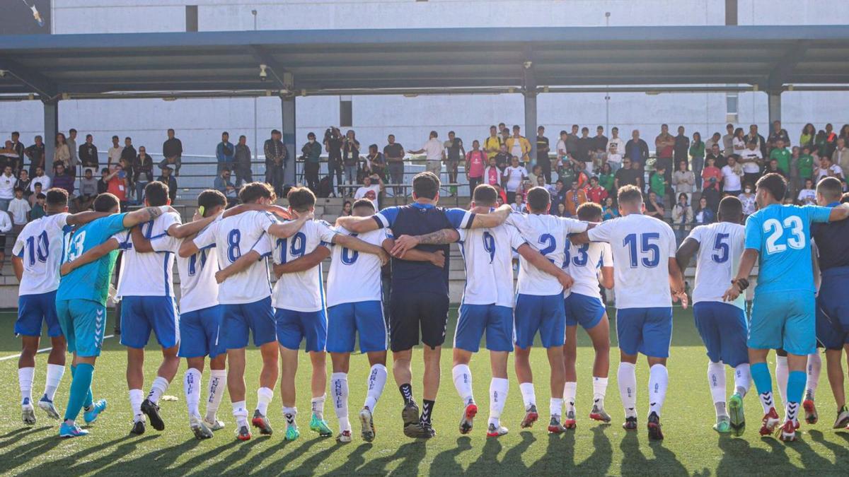 Los jugadores del filial, de espaldas tras la victoria ante el Santa Brígida.  | | CDT