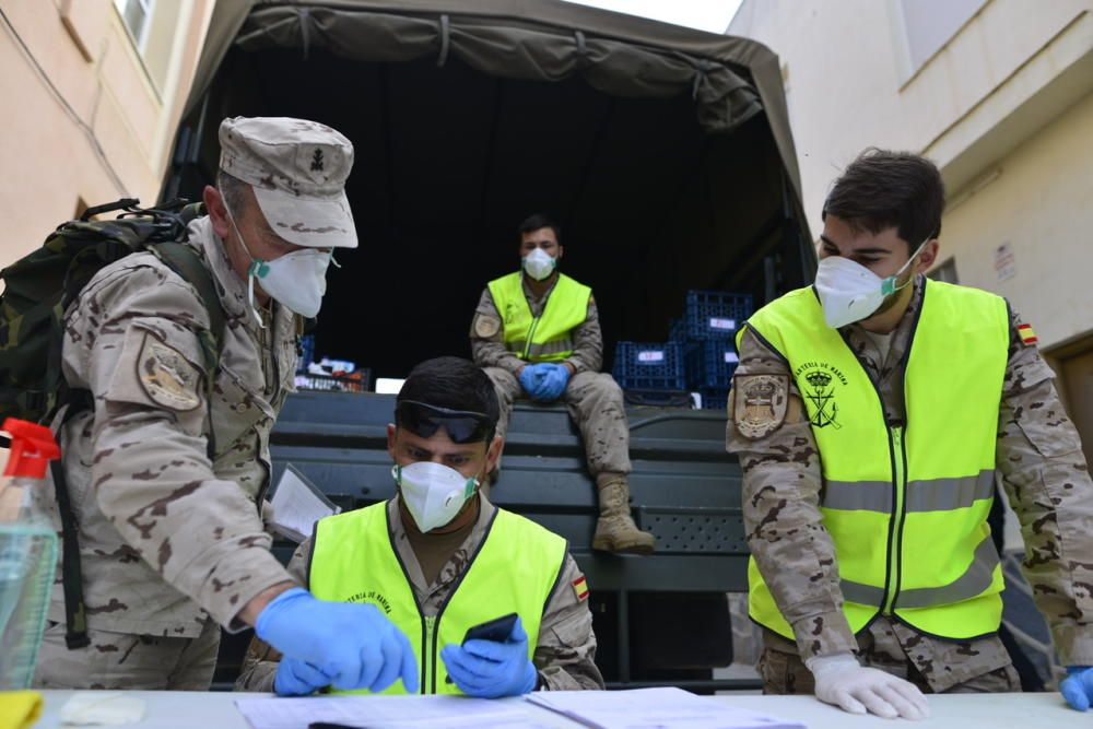 El Ejército entrega alimentos en el barrio Peral