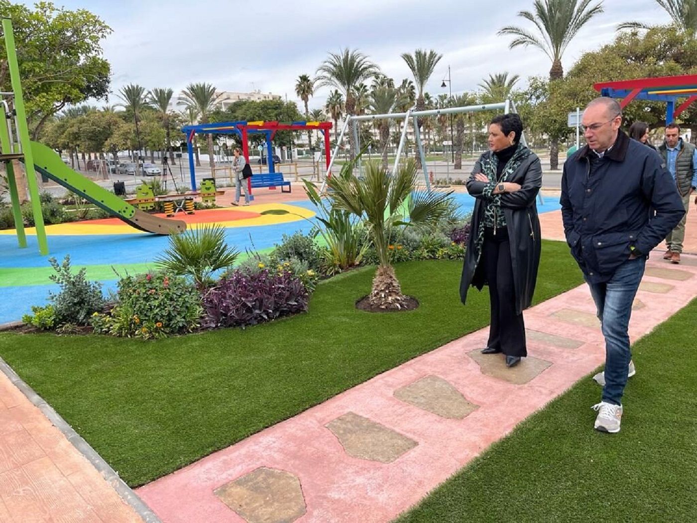 La alcaldesa de Torremolinos, Margarita del Cid, recorre el parque de los Colores.