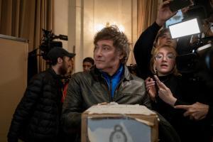 El ultraderechista Javier Milei se convierte en un huracán electoral en Argentina.