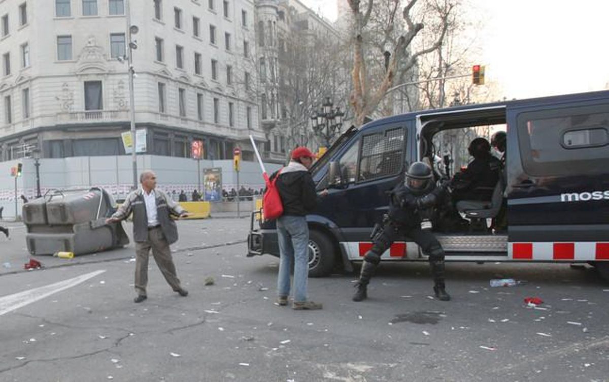 Un policia s’enfronta a un jove.