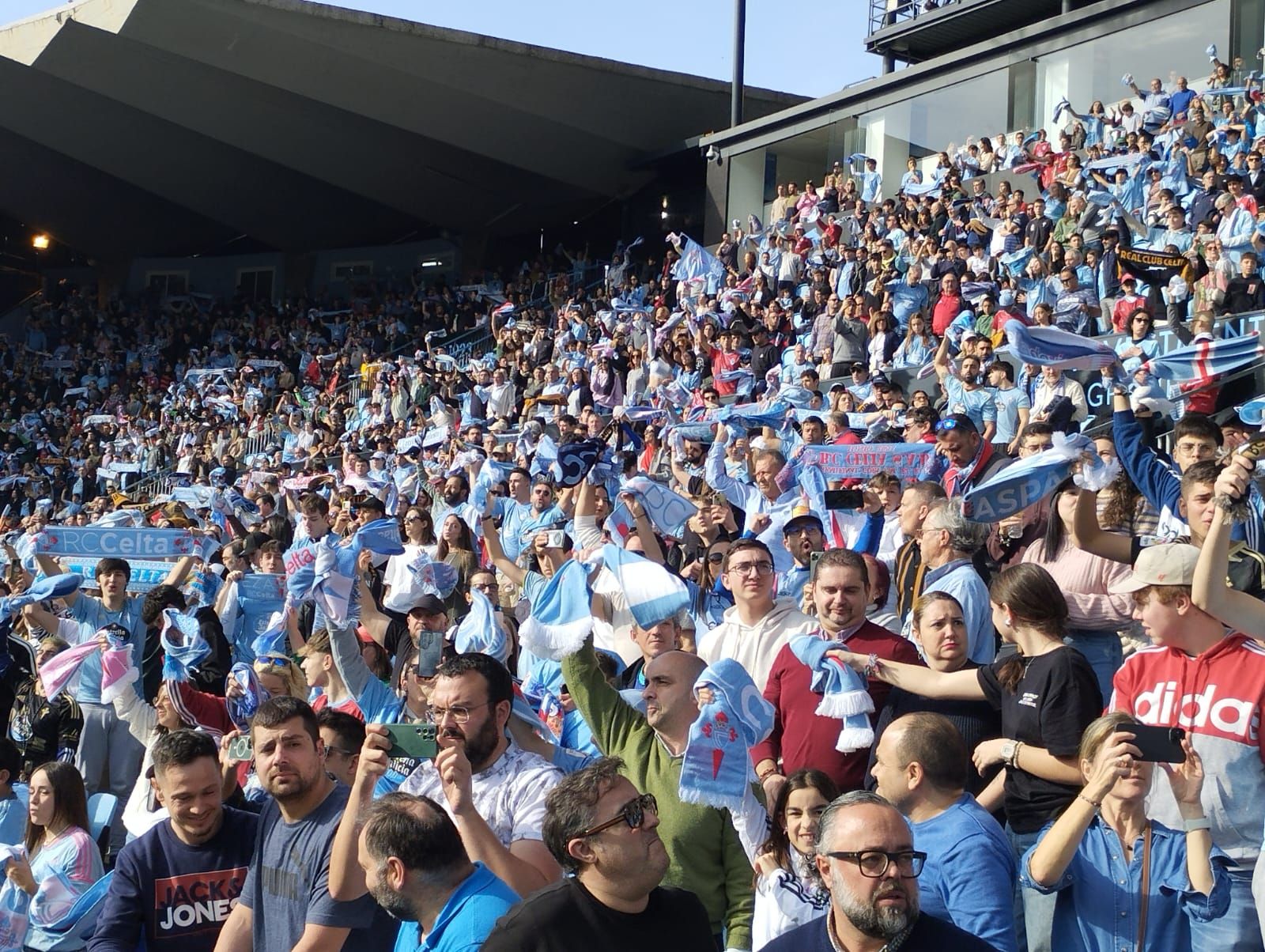 La afición celeste ante el Girona, en imágenes