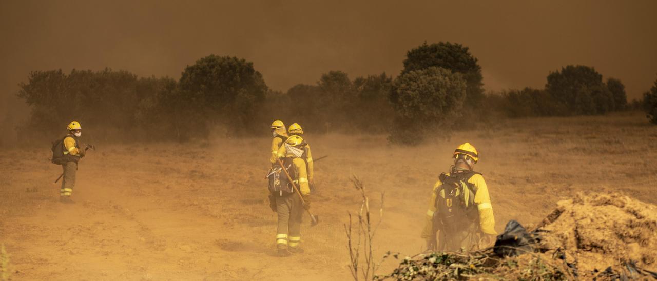 Brigadistas durante la jornada del 18 de julio, tercer día del incendio de La Culebra