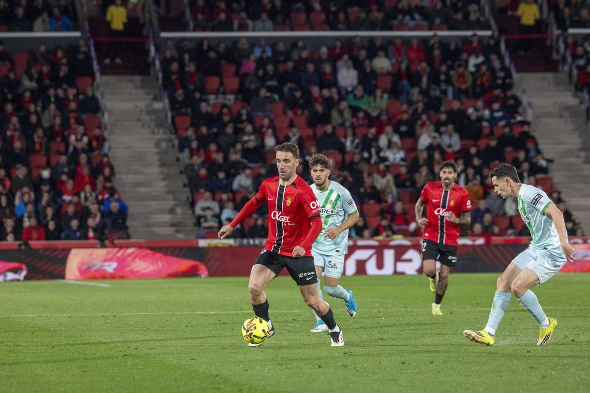 Darder conduce el balón en el partido ante el Betis