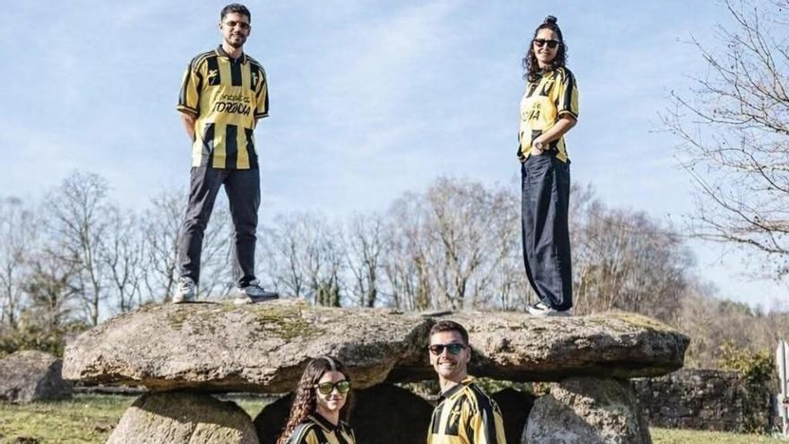Polémica pola presentación de camisetas de fútbol con modelos subidos nun dolmen de Tordoia