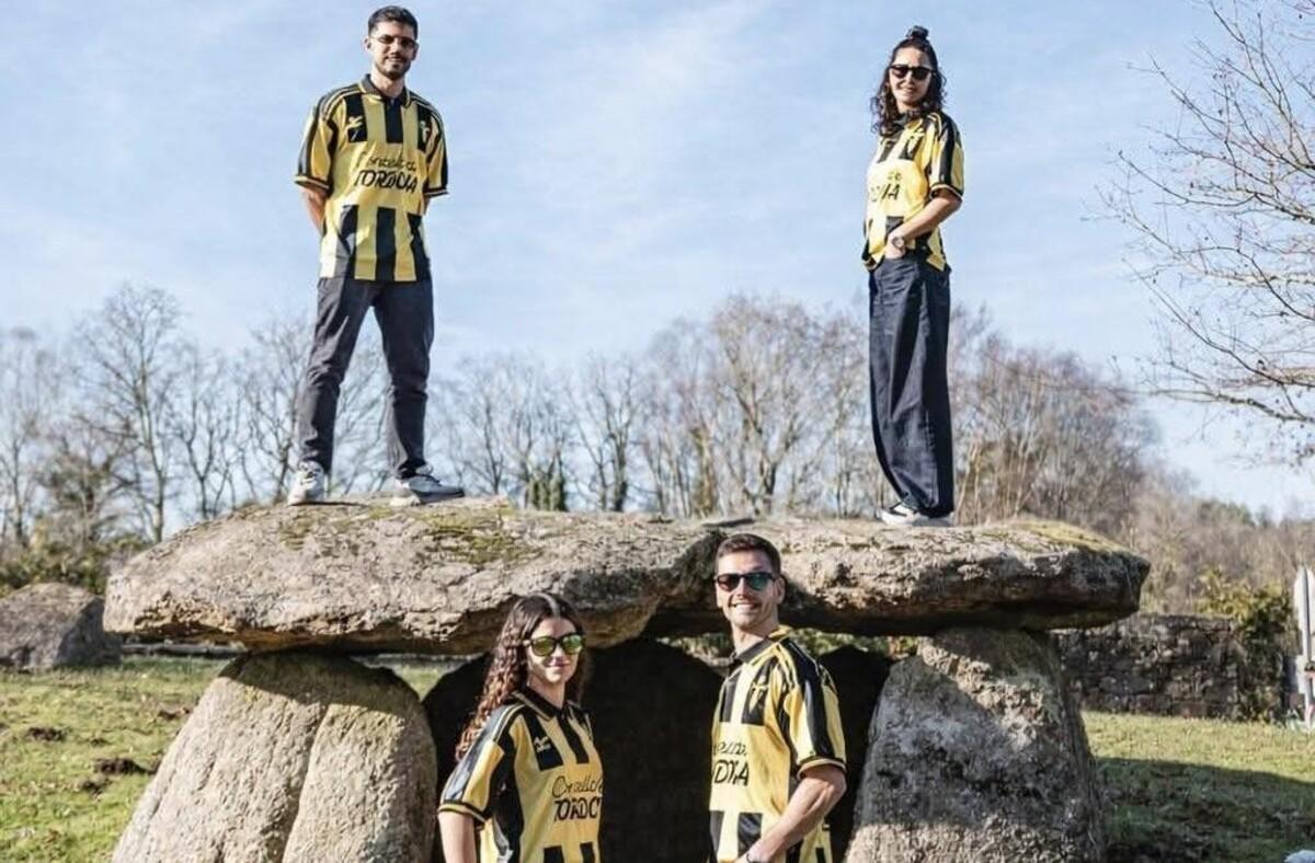 Imaxe difundida por Apatrigal para denunciar a sesión de fotos con modelos enrriba do dolmen de Tordoia