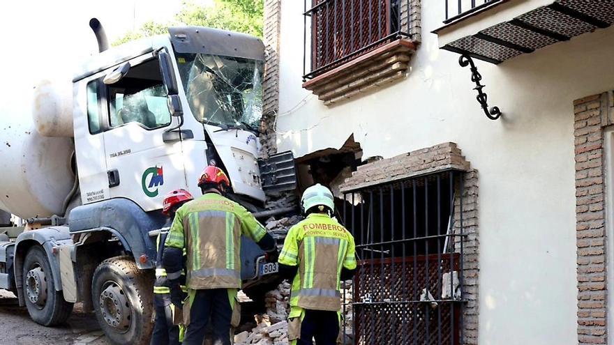 Un camión hormigonera se empotra en una vivienda en San Juan de Aznalfarache y tienen que evacuar el inmueble