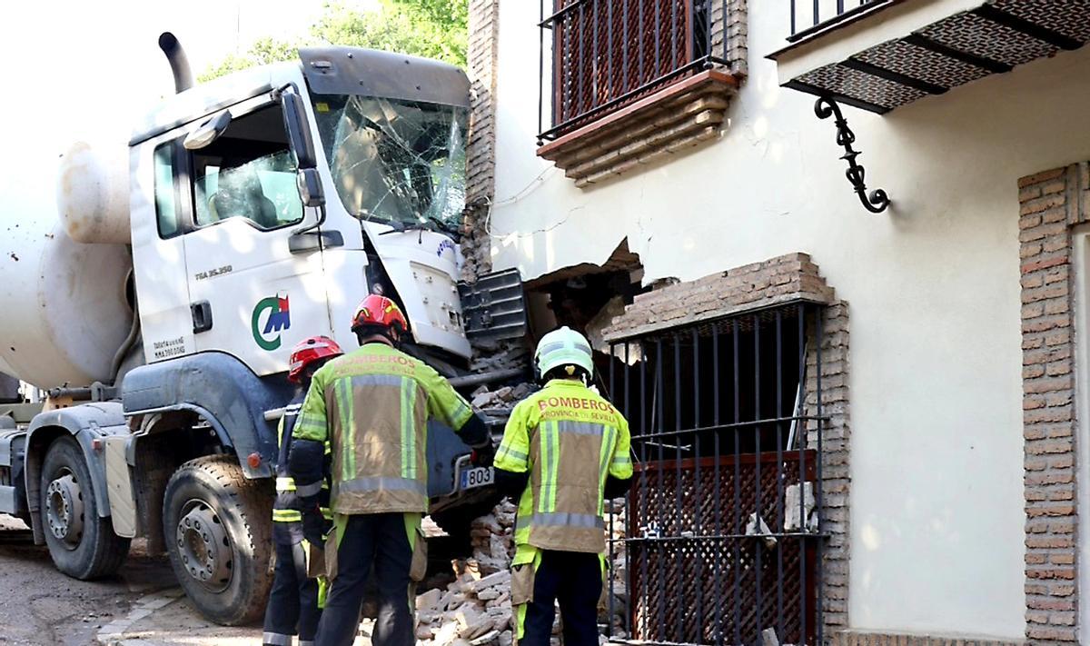 Imagen del camión empotrado en el edificio.