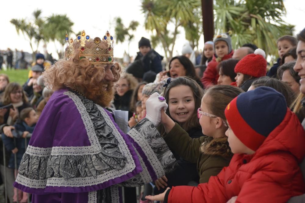 Los Reyes Magos recorren la ciudad desde O Castrillón hasta la plaza de María Pita.