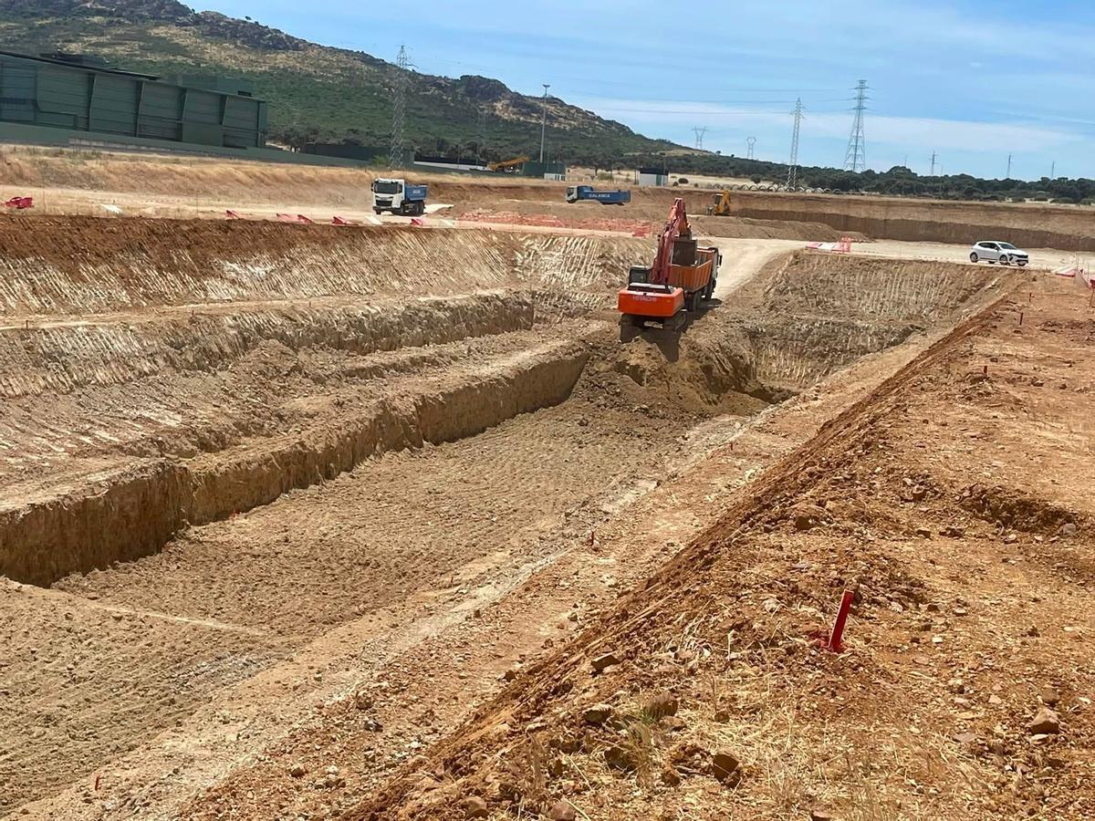 La obra de la futura megafábrica de cátodos transforma ya el paisaje de Expacio Mérida, con excavadoras, camiones y grandes movimientos de tierra sobre el terreno.