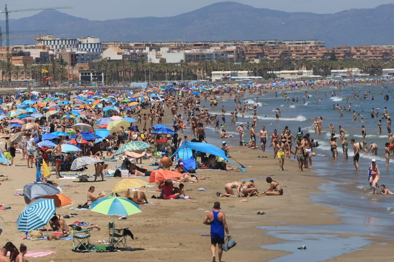 Playas abarrotadas en una jornada con 40 grados en València