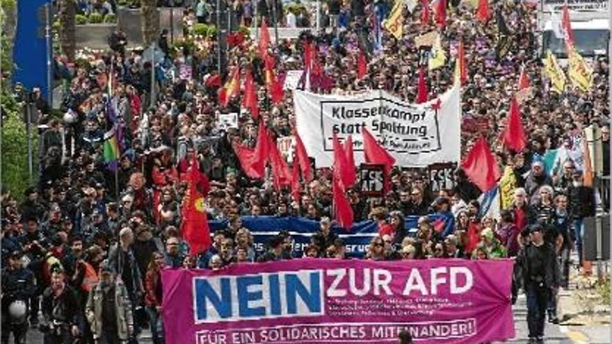 Centenars de persones van protestar pels carrers de Stuttgart contra l&#039;AfD.