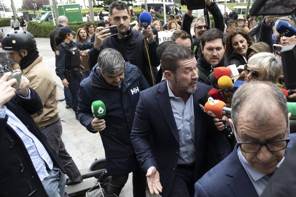 Emilio Argüeso accede, junto a su abogado delante de él, a la Ciudad de la Justicia, el día que declaró el 11 de abril de 2025.