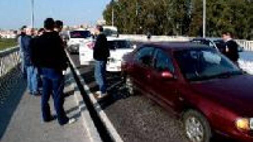 Tres vehículos chocan en el puente de la Uex