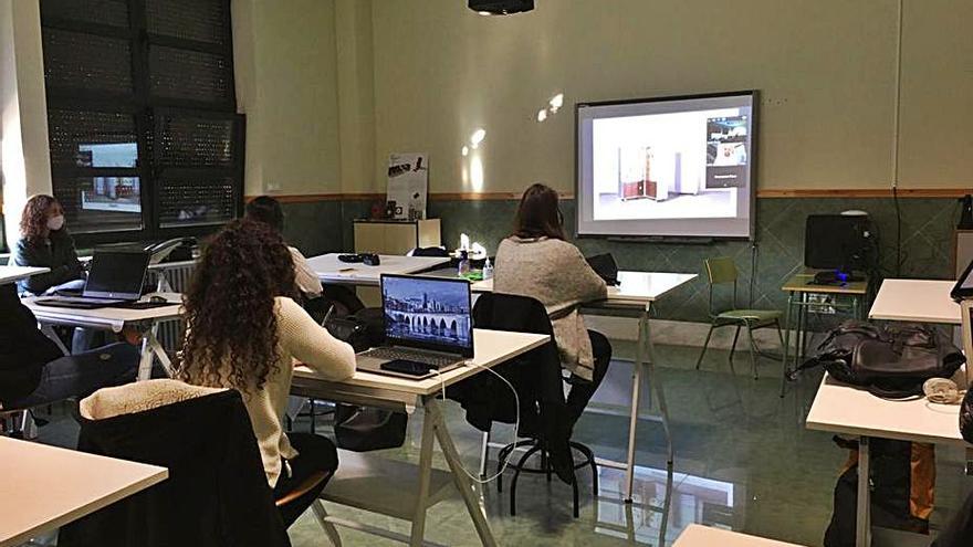 Alumnos de la escuela, durante una de las charlas virtuales. | EASD Zamora