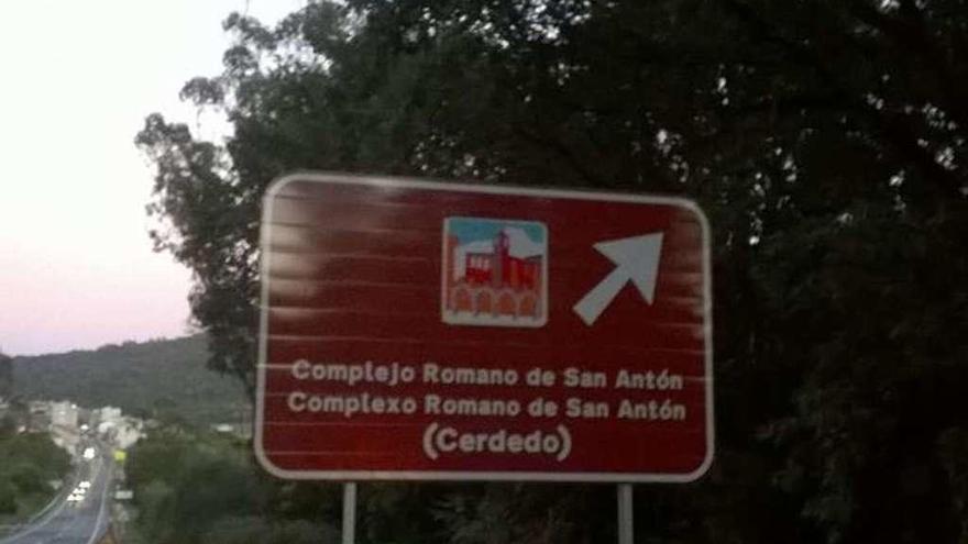 Cartel que anuncia o &quot;Complexo romano de San Antón&quot;, en Cerdedo.