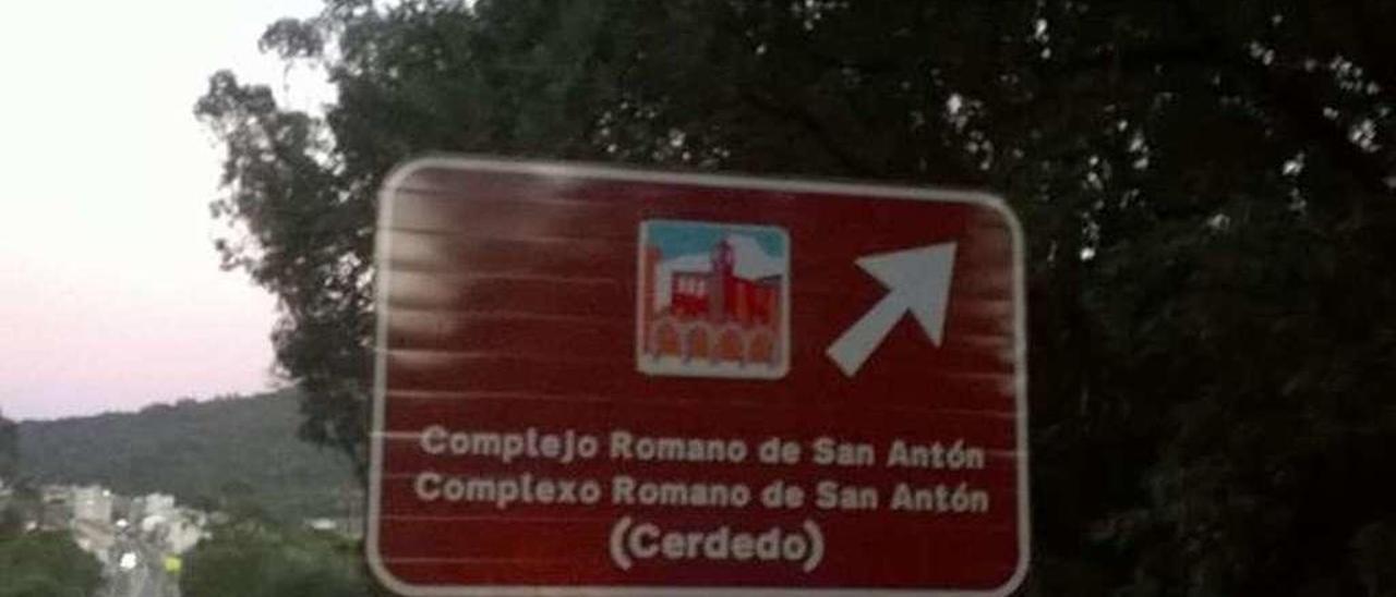 Cartel que anuncia o &quot;Complexo romano de San Antón&quot;, en Cerdedo.