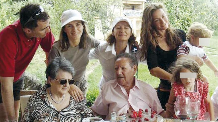 Una foto de familia de los Rocasolano con Felipe de Borbón.