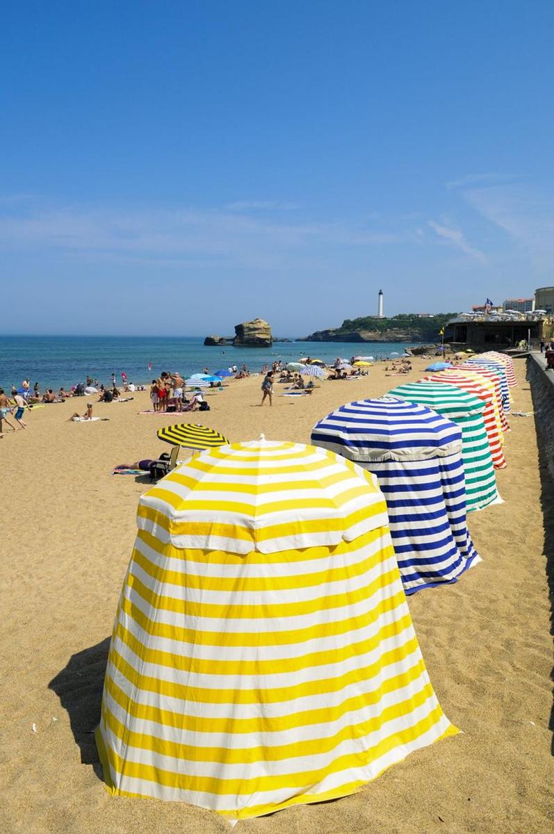 Tiendas-sombrilla en la playa de Biarritz