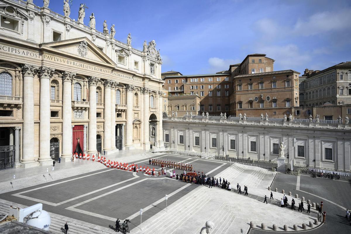 El trasllat del fèretre del papa Francesc a la basílica de Sant Pere, en imatges
