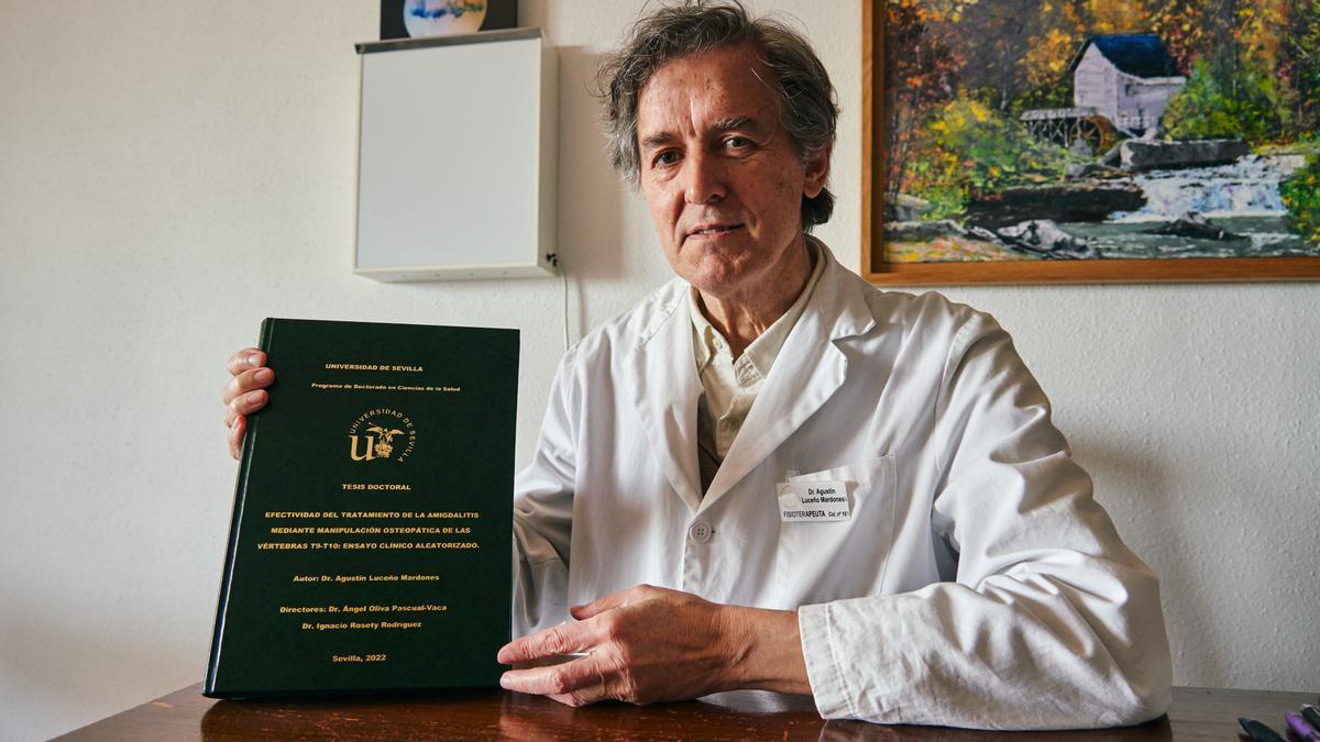 El osteópata cacereño Agustín Luceño posa con su tesis para El Periódico Extremadura.