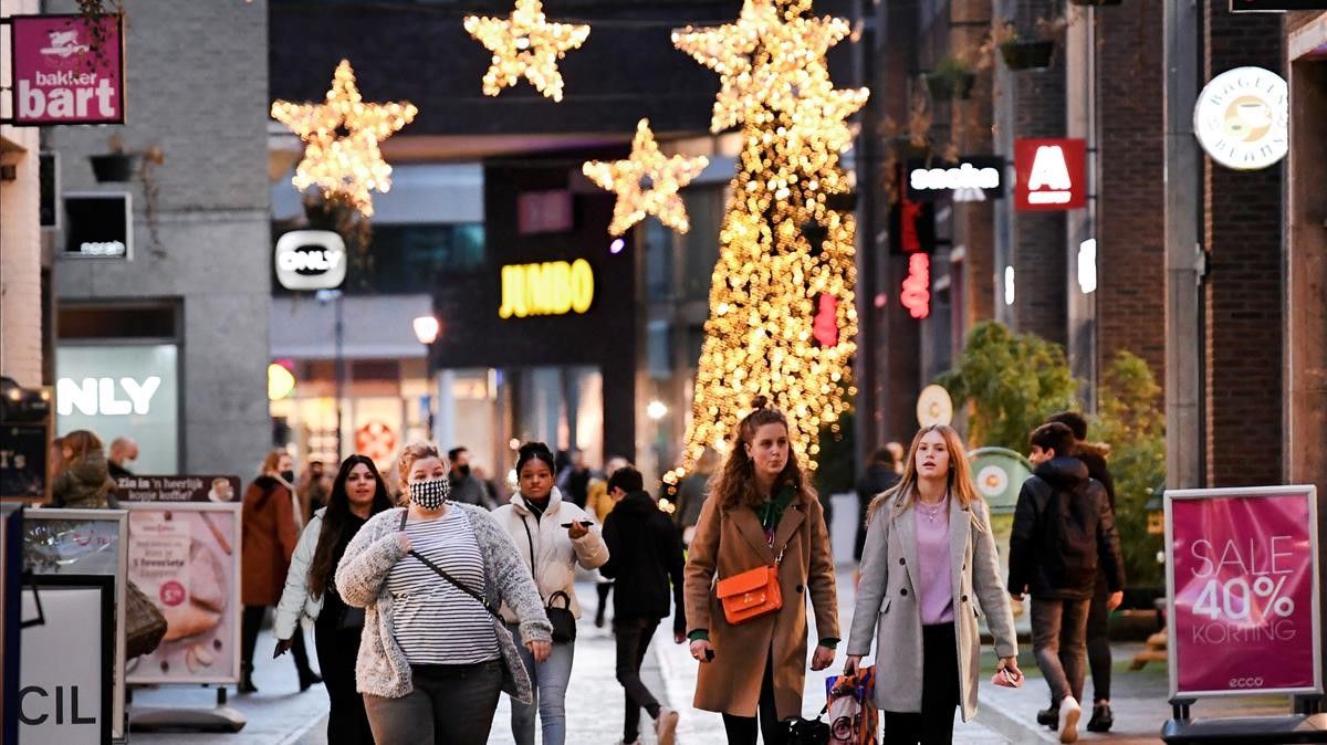 People do their last Christmas shopping before The Netherlands will go into a tough second lockdown  amid the coronavirus disease (COVID-19) outbreak  in the city centre of Venlo  Netherlands December 14  2020  REUTERS Piroschka van de Wouw