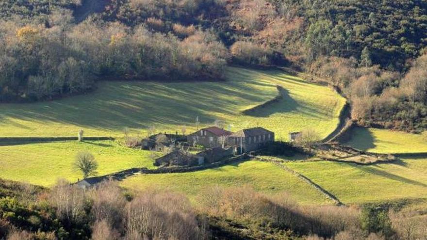 Vista de la aldea de Chedas, en la parroquia lalinense de Zobra.  // Bernabé/Javier Lalín