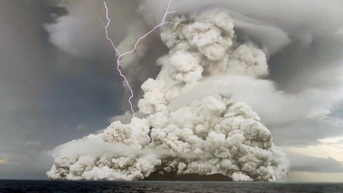 Erupción del volcán submarino en la isla de Tonga.