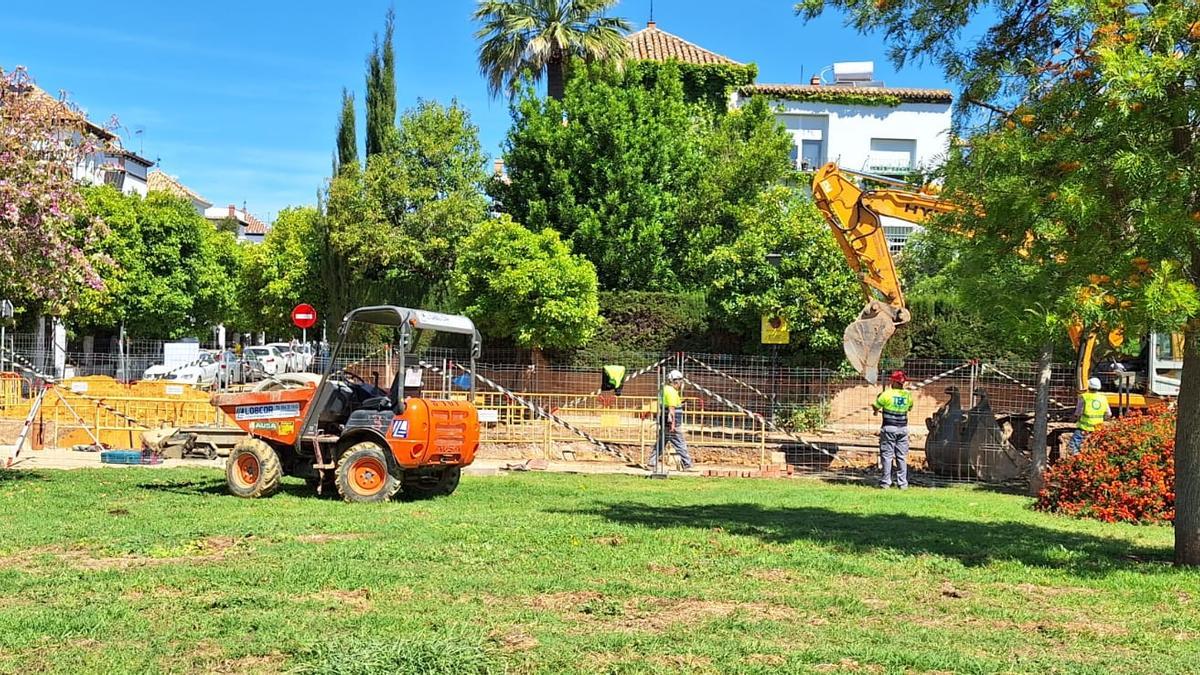 Intervención de Emasesa en un parque de la calle Ifni