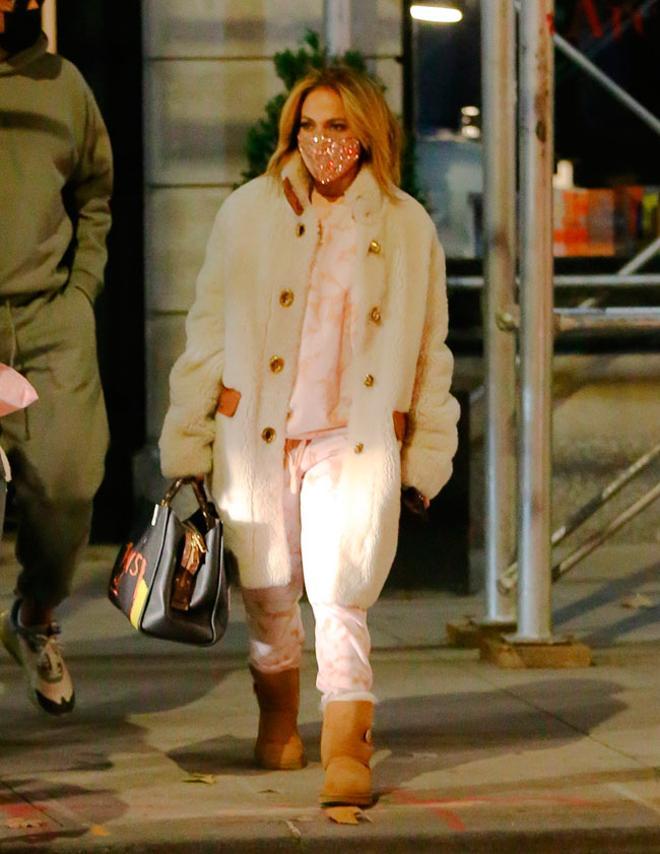 El look cómodo de Jennifer Lopez, con mascarilla de brillibrilli y botas tipo UGG, en Nueva York