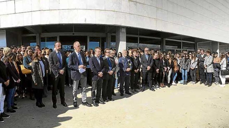 Alumnos y profesores de la UIB, durante el minuto de silencio por las víctimas.