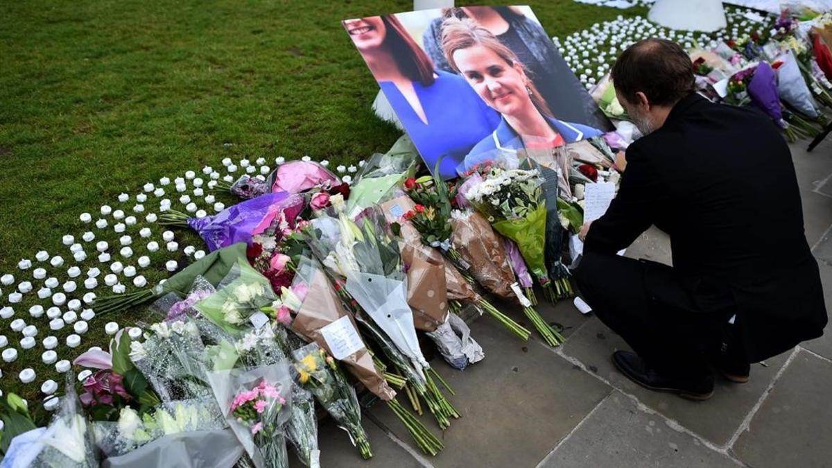 Imágenes del tributo floral a Jo Cox en Birstall, cerca de Leeds (norte de Inglaterra).