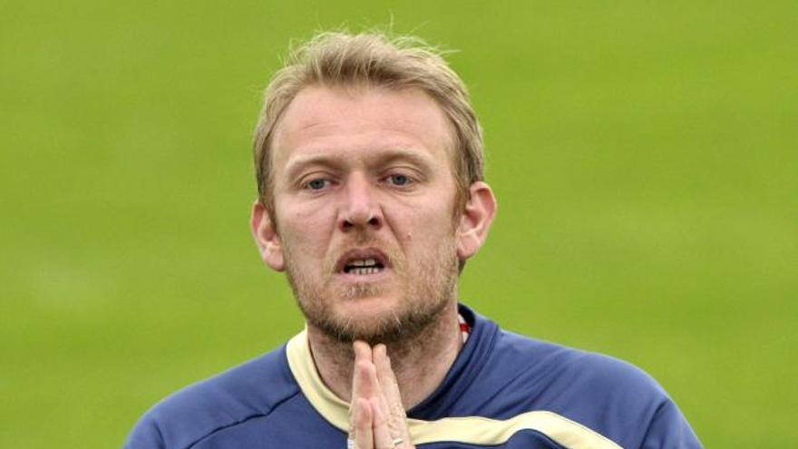 El segundo entrenador de la selección de fútbol croata Robert Prosinecki gesticula durante el entrenamiento que el equipo ha realizado en Oberwart, Austria, el 5 de junio de 2008.