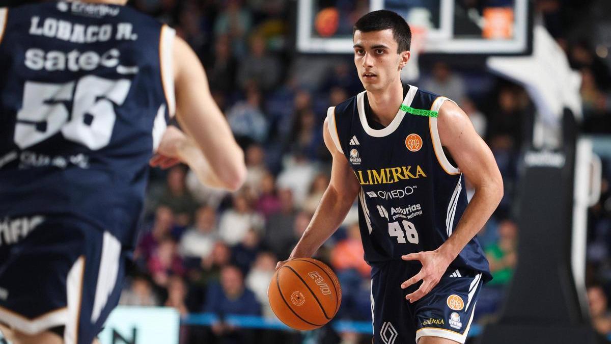 Jorge Arias, durante un partido con el Alimerka Oviedo esta temporada en el Palacio de los Deportes.