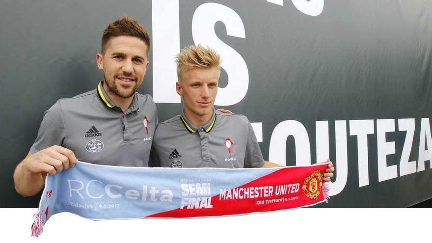 Andreu Fontás y Daniel Wass, ayer en A Madroa con la bufanda conmemorativa de la semifinal. // Alba Villar