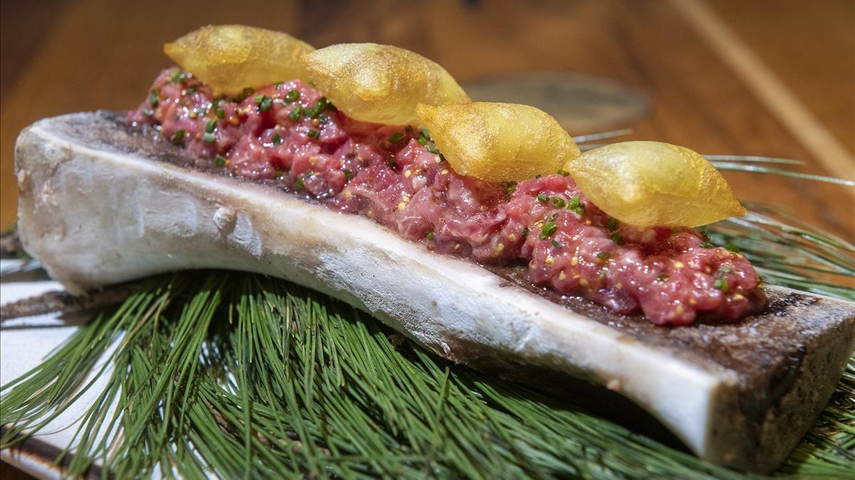 El 'steak tartar' con tuétano y patatas suflés de Suculent.