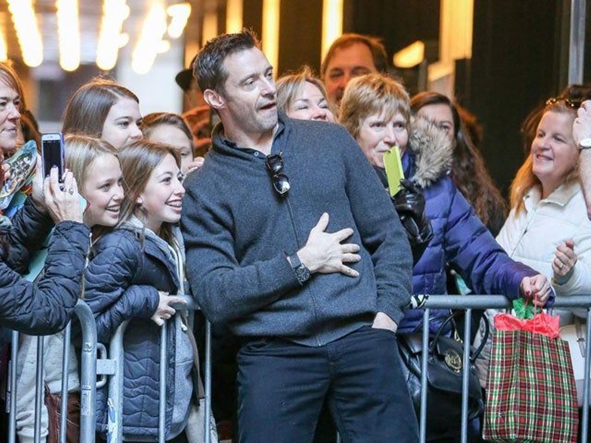 Hugh Jackman posa con sus fans a la llegada a su show en Broadway