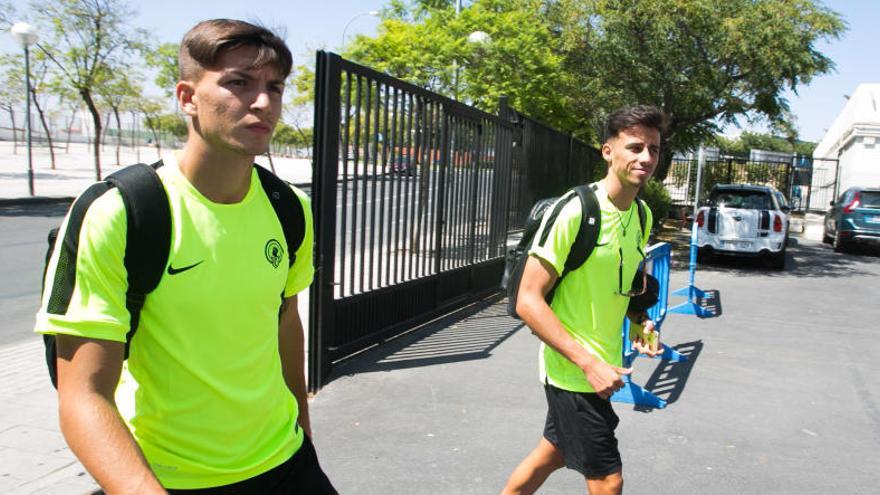 Salinas, a la derecha, y Pedro Inglés, antes de viajar a Gavà con el primer equipo.