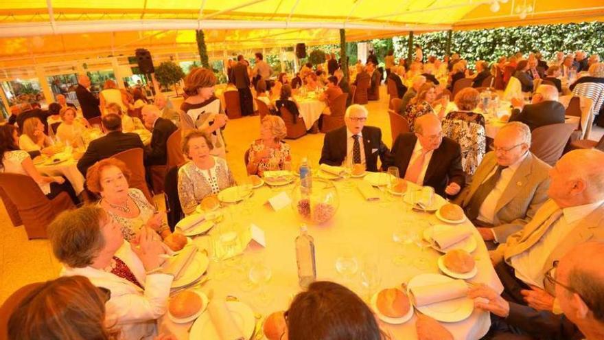 Invitados en una de las mesas durante el homenaje de ayer. // Gustavo Santos